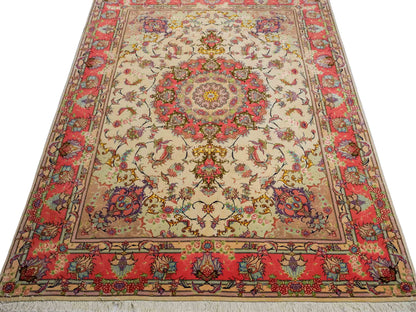 Sehr feiner, handgeknüpfter Khademi Täbriz Perserteppich aus Wolle mit Seide, creme, pink. 201x153 cm. Verkauf durch Jupiter Intl.