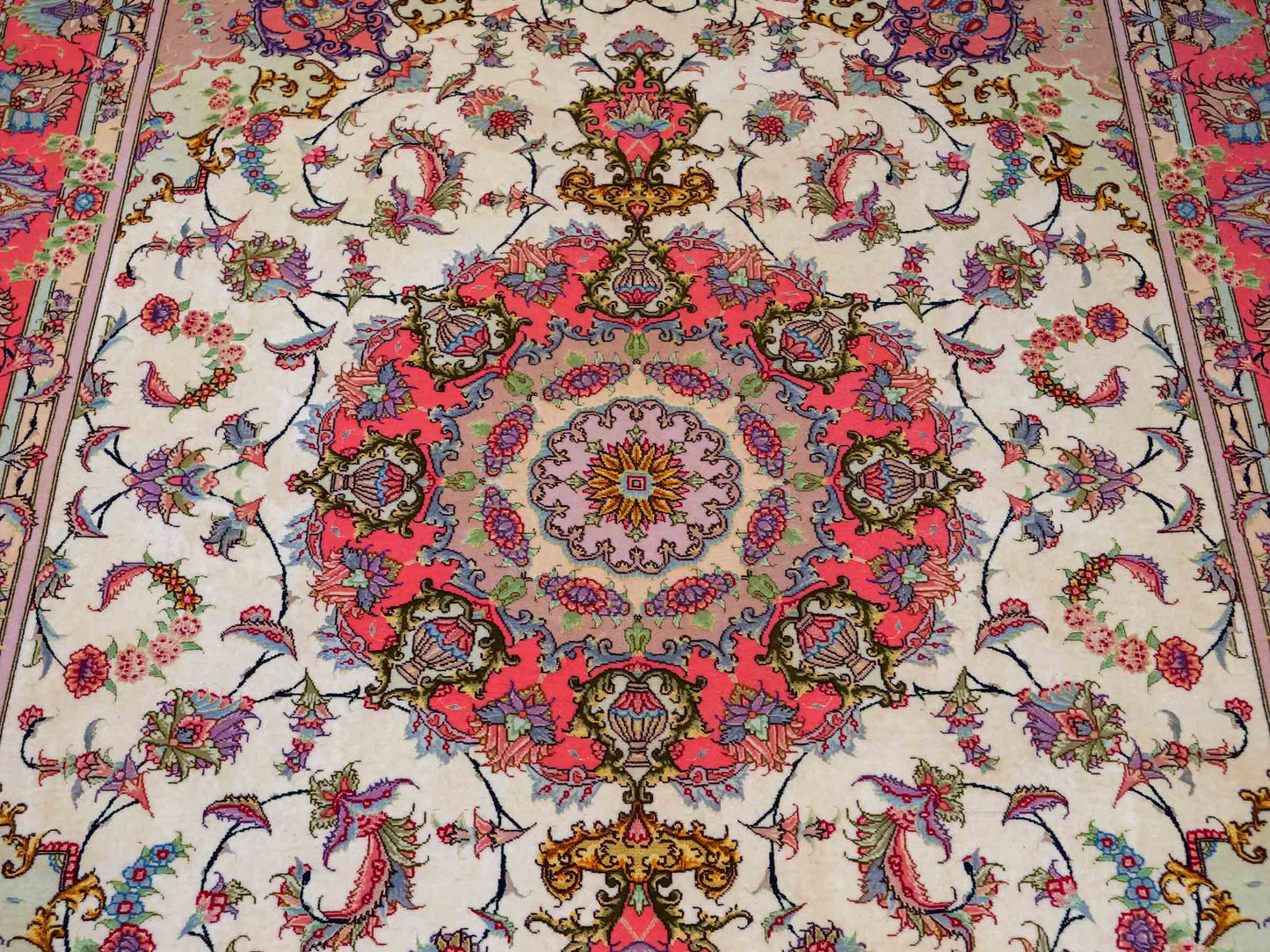 Sehr feiner, handgeknüpfter Khademi Täbriz Perserteppich aus Wolle mit Seide, creme, pink. 201x153 cm. Verkauf durch Jupiter Intl.