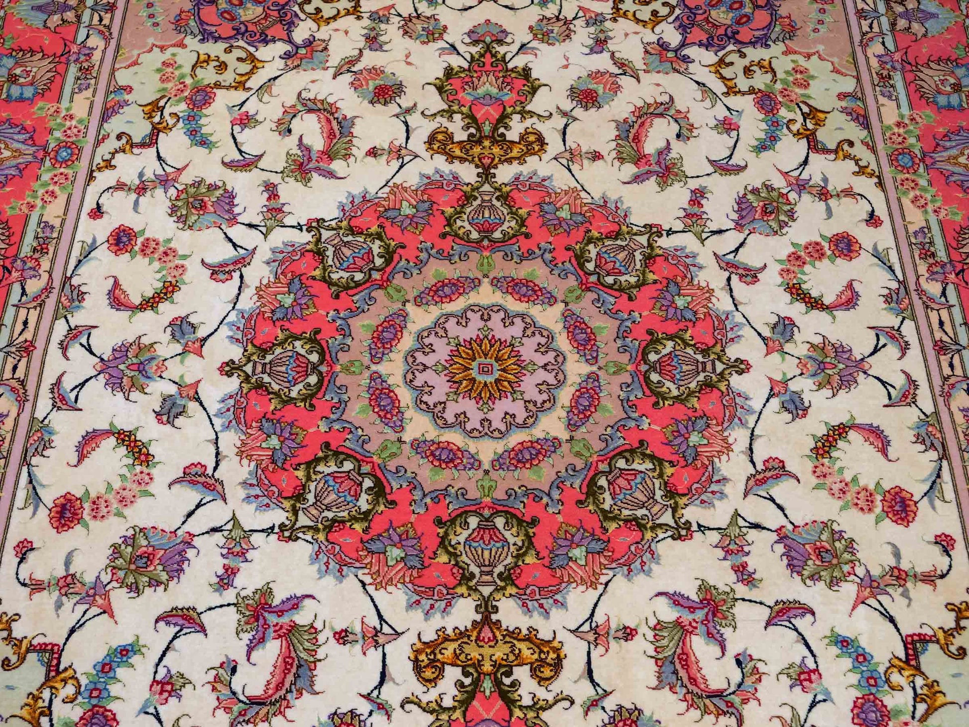 Sehr feiner, handgeknüpfter Khademi Täbriz Perserteppich aus Wolle mit Seide, creme, pink. 201x153 cm. Verkauf durch Jupiter Intl.