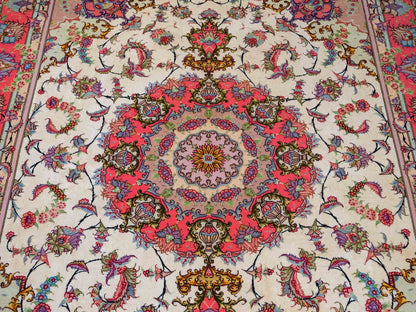 Sehr feiner, handgeknüpfter Khademi Täbriz Perserteppich aus Wolle mit Seide, creme, pink. 201x153 cm. Verkauf durch Jupiter Intl.