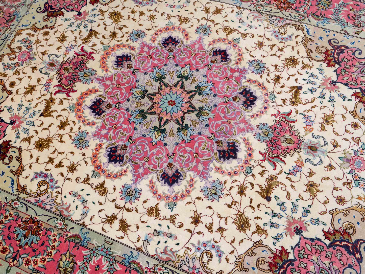 Sehr feiner, handgeknüpfter Khademi Täbriz Perserteppich aus Wolle mit Seide, creme, pink. 202x151 cm. Verkauf durch Jupiter Intl.
