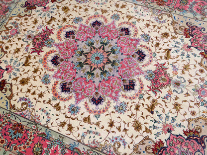 Sehr feiner, handgeknüpfter Khademi Täbriz Perserteppich aus Wolle mit Seide, creme, pink. 202x151 cm. Verkauf durch Jupiter Intl.