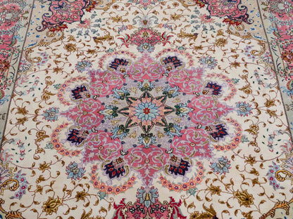 Sehr feiner, handgeknüpfter Khademi Täbriz Perserteppich aus Wolle mit Seide, creme, pink. 202x151 cm. Verkauf durch Jupiter Intl.