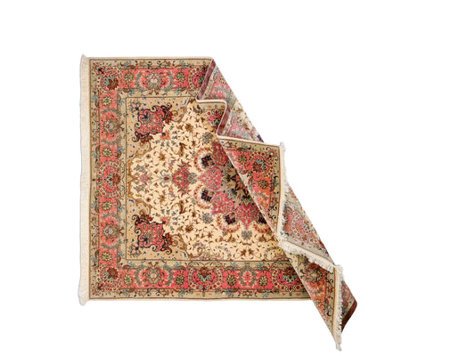Sehr feiner, handgeknüpfter Khademi Täbriz Perserteppich aus Wolle mit Seide, creme, pink. 202x151 cm. Verkauf durch Jupiter Intl.