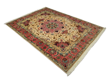 Sehr feiner, handgeknüpfter Khademi Täbriz Perserteppich aus Wolle mit Seide, creme, pink. 202x151 cm. Verkauf durch Jupiter Intl.