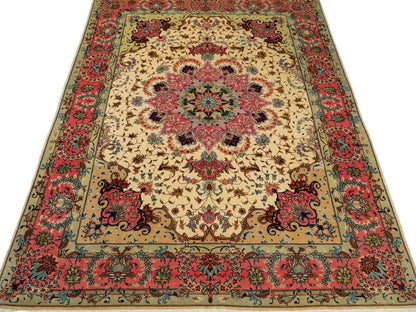 Sehr feiner, handgeknüpfter Khademi Täbriz Perserteppich aus Wolle mit Seide, creme, pink. 202x151 cm. Verkauf durch Jupiter Intl.
