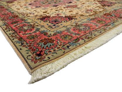 Sehr feiner, handgeknüpfter Khademi Täbriz Perserteppich aus Wolle mit Seide, creme, pink. 202x151 cm. Verkauf durch Jupiter Intl.