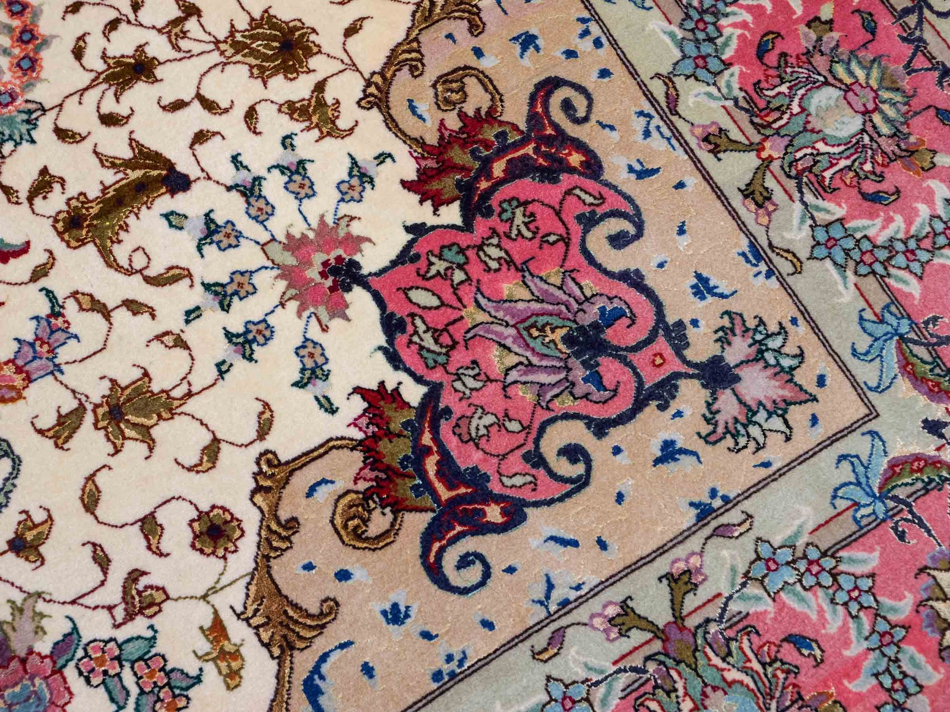 Sehr feiner, handgeknüpfter Khademi Täbriz Perserteppich aus Wolle mit Seide, creme, pink. 202x151 cm. Verkauf durch Jupiter Intl.