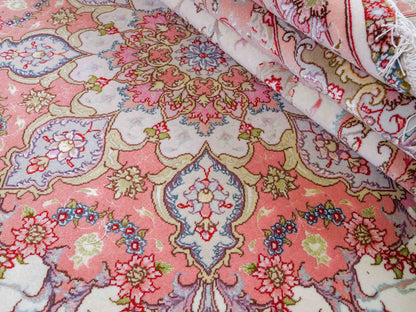 Sehr feiner, handgeknüpfter Khademi Täbriz Perserteppich aus Wolle mit Seide, creme, rosa. 264x253 cm. Verkauf durch Jupiter Intl.