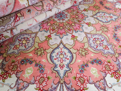 Sehr feiner, handgeknüpfter Khademi Täbriz Perserteppich aus Wolle mit Seide, creme, rosa. 264x253 cm. Verkauf durch Jupiter Intl.