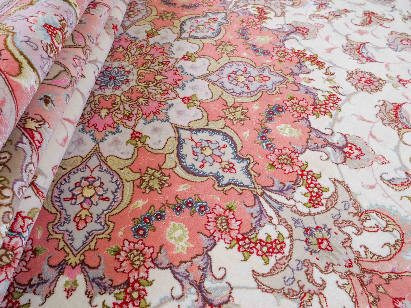 Sehr feiner, handgeknüpfter Khademi Täbriz Perserteppich aus Wolle mit Seide, creme, rosa. 264x253 cm. Verkauf durch Jupiter Intl.