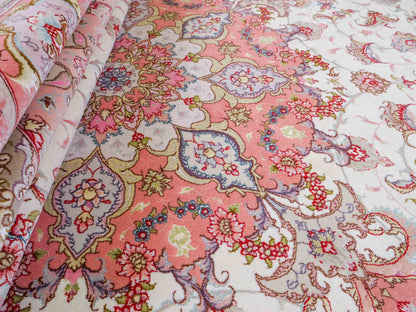 Sehr feiner, handgeknüpfter Khademi Täbriz Perserteppich aus Wolle mit Seide, creme, rosa. 264x253 cm. Verkauf durch Jupiter Intl.