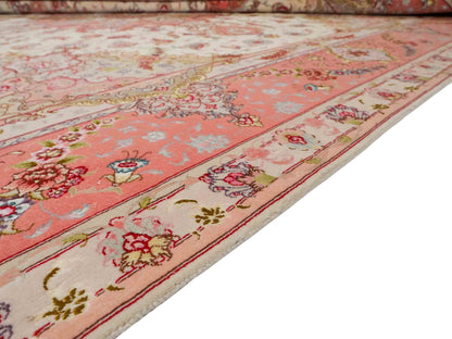 Sehr feiner, handgeknüpfter Khademi Täbriz Perserteppich aus Wolle mit Seide, creme, rosa. 264x253 cm. Verkauf durch Jupiter Intl.