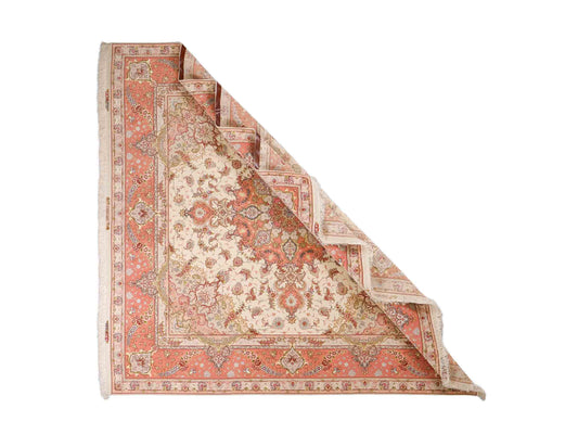 Sehr feiner, handgeknüpfter Khademi Täbriz Perserteppich aus Wolle mit Seide, creme, rosa. 264x253 cm. Verkauf durch Jupiter Intl.