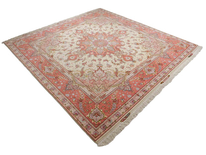 Sehr feiner, handgeknüpfter Khademi Täbriz Perserteppich aus Wolle mit Seide, creme, rosa. 264x253 cm. Verkauf durch Jupiter Intl.