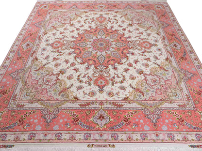 Sehr feiner, handgeknüpfter Khademi Täbriz Perserteppich aus Wolle mit Seide, creme, rosa. 264x253 cm. Verkauf durch Jupiter Intl.