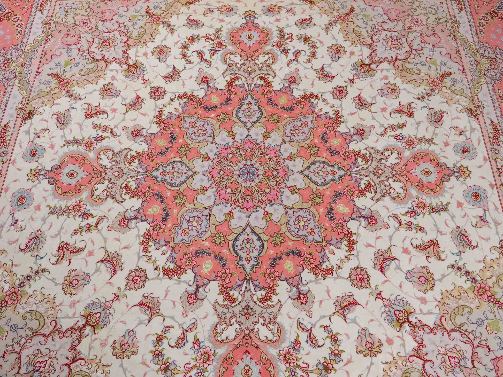 Sehr feiner, handgeknüpfter Khademi Täbriz Perserteppich aus Wolle mit Seide, creme, rosa. 264x253 cm. Verkauf durch Jupiter Intl.
