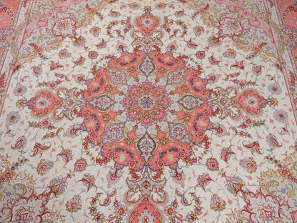 Sehr feiner, handgeknüpfter Khademi Täbriz Perserteppich aus Wolle mit Seide, creme, rosa. 264x253 cm. Verkauf durch Jupiter Intl.