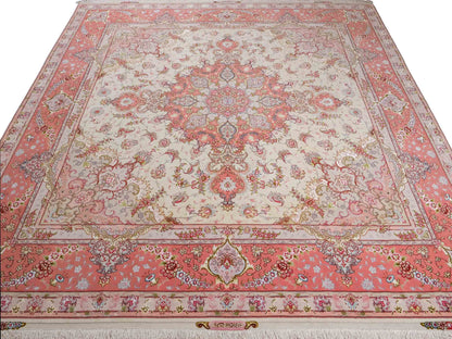 Sehr feiner, handgeknüpfter Khademi Täbriz Perserteppich aus Wolle mit Seide, creme, rosa. 264x253 cm. Verkauf durch Jupiter Intl.