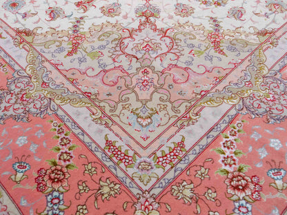 Sehr feiner, handgeknüpfter Khademi Täbriz Perserteppich aus Wolle mit Seide, creme, rosa. 264x253 cm. Verkauf durch Jupiter Intl.