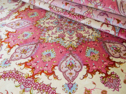 Sehr feiner, handgeknüpfter Khademi Täbriz Perserteppich aus Wolle mit Seide, creme, rosa, pink. 296x246 cm. Verkauf durch Jupiter Intl.