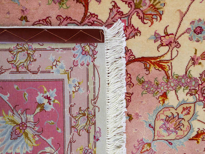 Sehr feiner, handgeknüpfter Khademi Täbriz Perserteppich aus Wolle mit Seide, creme, rosa, pink. 296x246 cm. Verkauf durch Jupiter Intl.