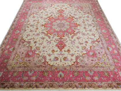 Sehr feiner, handgeknüpfter Khademi Täbriz Perserteppich aus Wolle mit Seide, creme, rosa, pink. 296x246 cm. Verkauf durch Jupiter Intl.