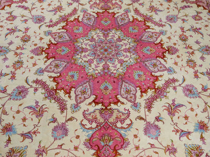 Sehr feiner, handgeknüpfter Khademi Täbriz Perserteppich aus Wolle mit Seide, creme, rosa, pink. 296x246 cm. Verkauf durch Jupiter Intl.