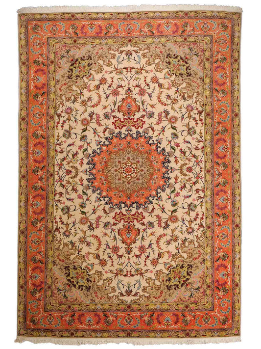 Sehr feiner, handgeknüpfter Khademi Täbriz Perserteppich aus Wolle mit Seide, creme, orange. 298x202 cm. Verkauf durch Jupiter Intl.