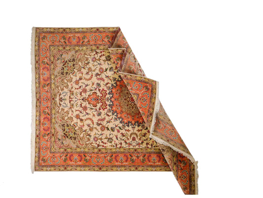 Sehr feiner, handgeknüpfter Khademi Täbriz Perserteppich aus Wolle mit Seide, creme, orange. 298x202 cm. Verkauf durch Jupiter Intl.