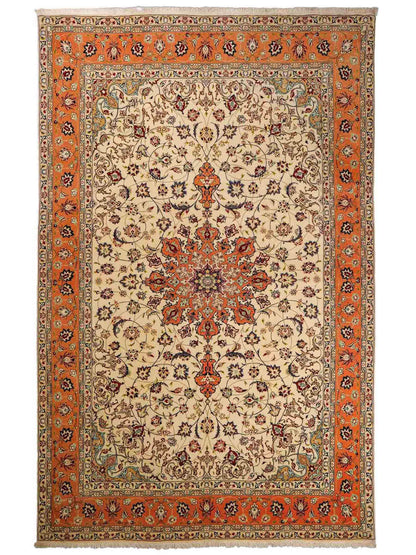 Sehr feiner, handgeknüpfter Khademi Täbriz Perserteppich aus Wolle mit Seide, creme, orange. 308x207 cm. Verkauf durch Jupiter Intl.