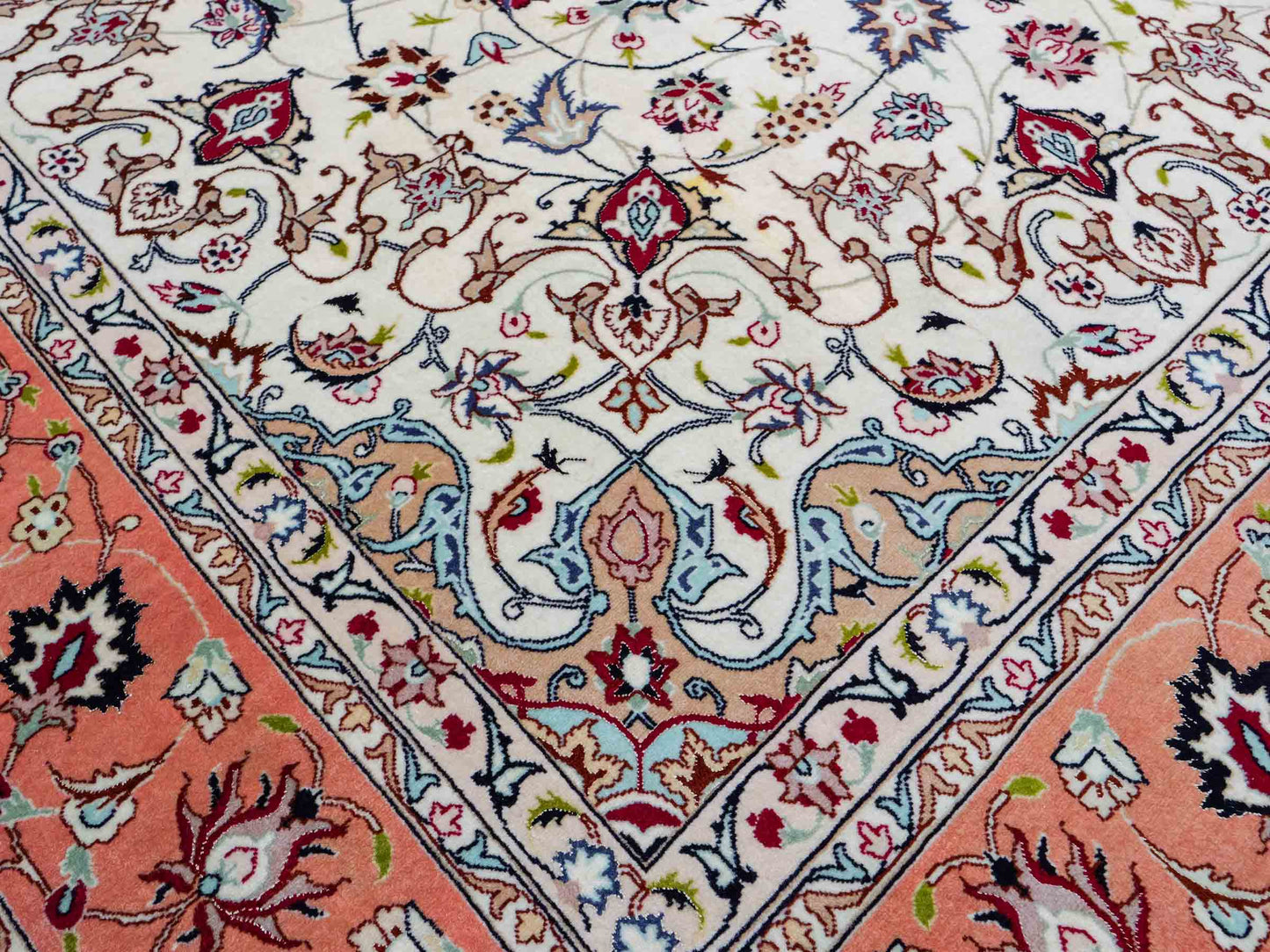 Sehr feiner, handgeknüpfter Khademi Täbriz Perserteppich aus Wolle mit Seide, creme, orange. 308x207 cm. Verkauf durch Jupiter Intl.