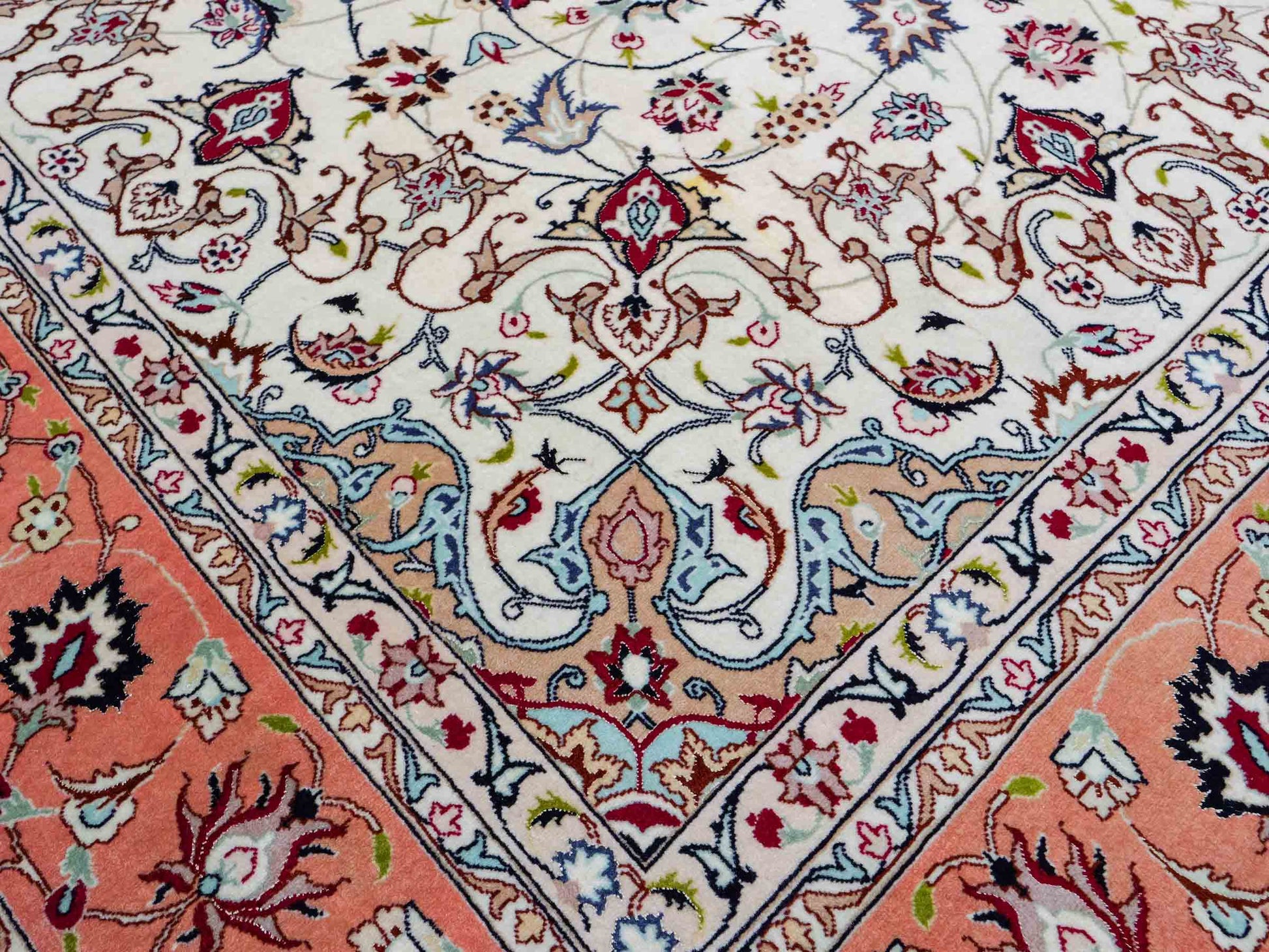 Sehr feiner, handgeknüpfter Khademi Täbriz Perserteppich aus Wolle mit Seide, creme, orange. 308x207 cm. Verkauf durch Jupiter Intl.