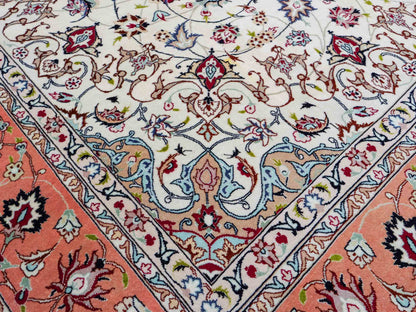 Sehr feiner, handgeknüpfter Khademi Täbriz Perserteppich aus Wolle mit Seide, creme, orange. 308x207 cm. Verkauf durch Jupiter Intl.