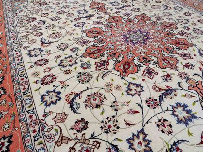 Sehr feiner, handgeknüpfter Khademi Täbriz Perserteppich aus Wolle mit Seide, creme, orange. 308x207 cm. Verkauf durch Jupiter Intl.