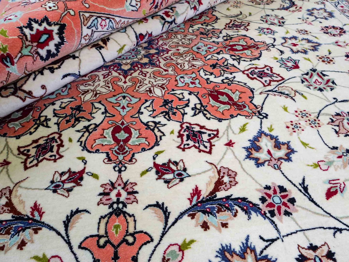 Sehr feiner, handgeknüpfter Khademi Täbriz Perserteppich aus Wolle mit Seide, creme, orange. 308x207 cm. Verkauf durch Jupiter Intl.