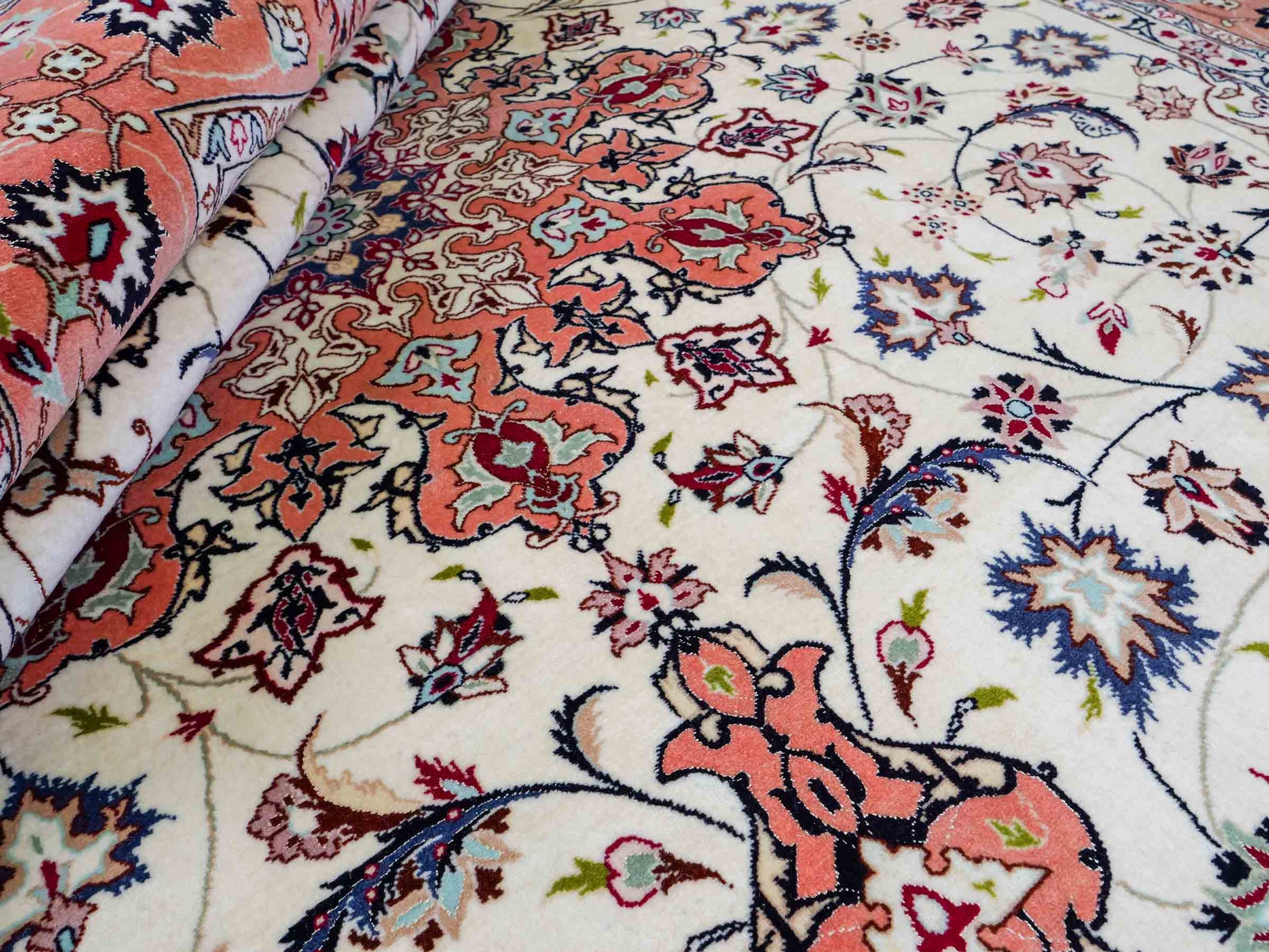 Sehr feiner, handgeknüpfter Khademi Täbriz Perserteppich aus Wolle mit Seide, creme, orange. 308x207 cm. Verkauf durch Jupiter Intl.