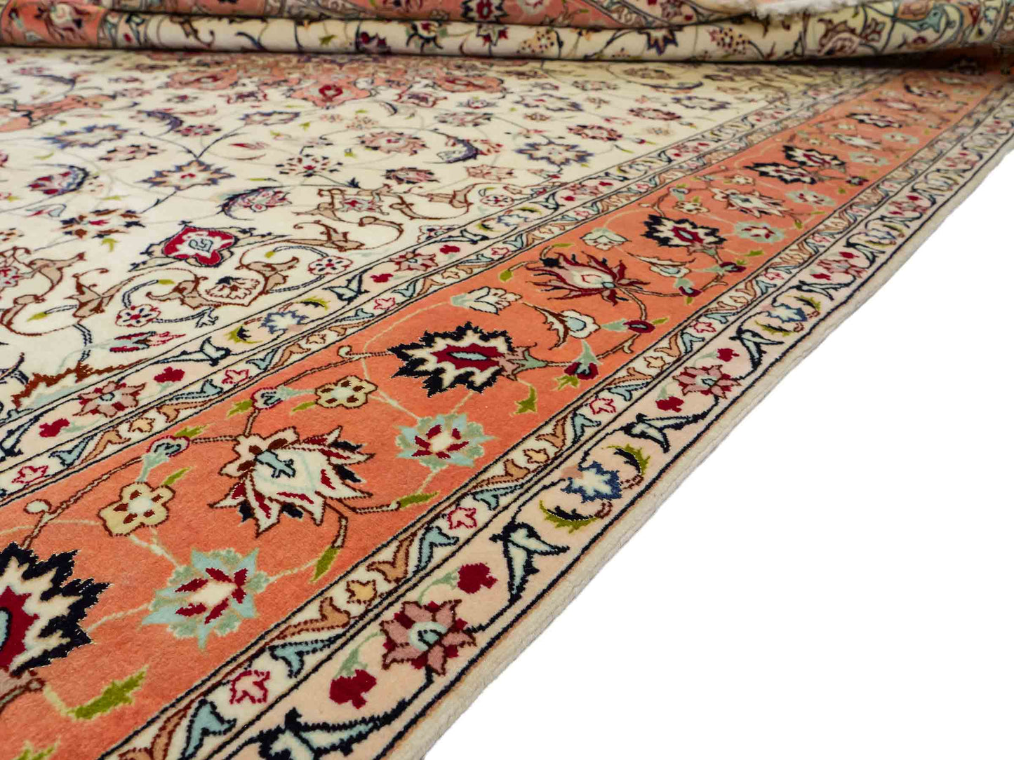 Sehr feiner, handgeknüpfter Khademi Täbriz Perserteppich aus Wolle mit Seide, creme, orange. 308x207 cm. Verkauf durch Jupiter Intl.