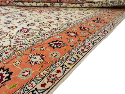 Sehr feiner, handgeknüpfter Khademi Täbriz Perserteppich aus Wolle mit Seide, creme, orange. 308x207 cm. Verkauf durch Jupiter Intl.