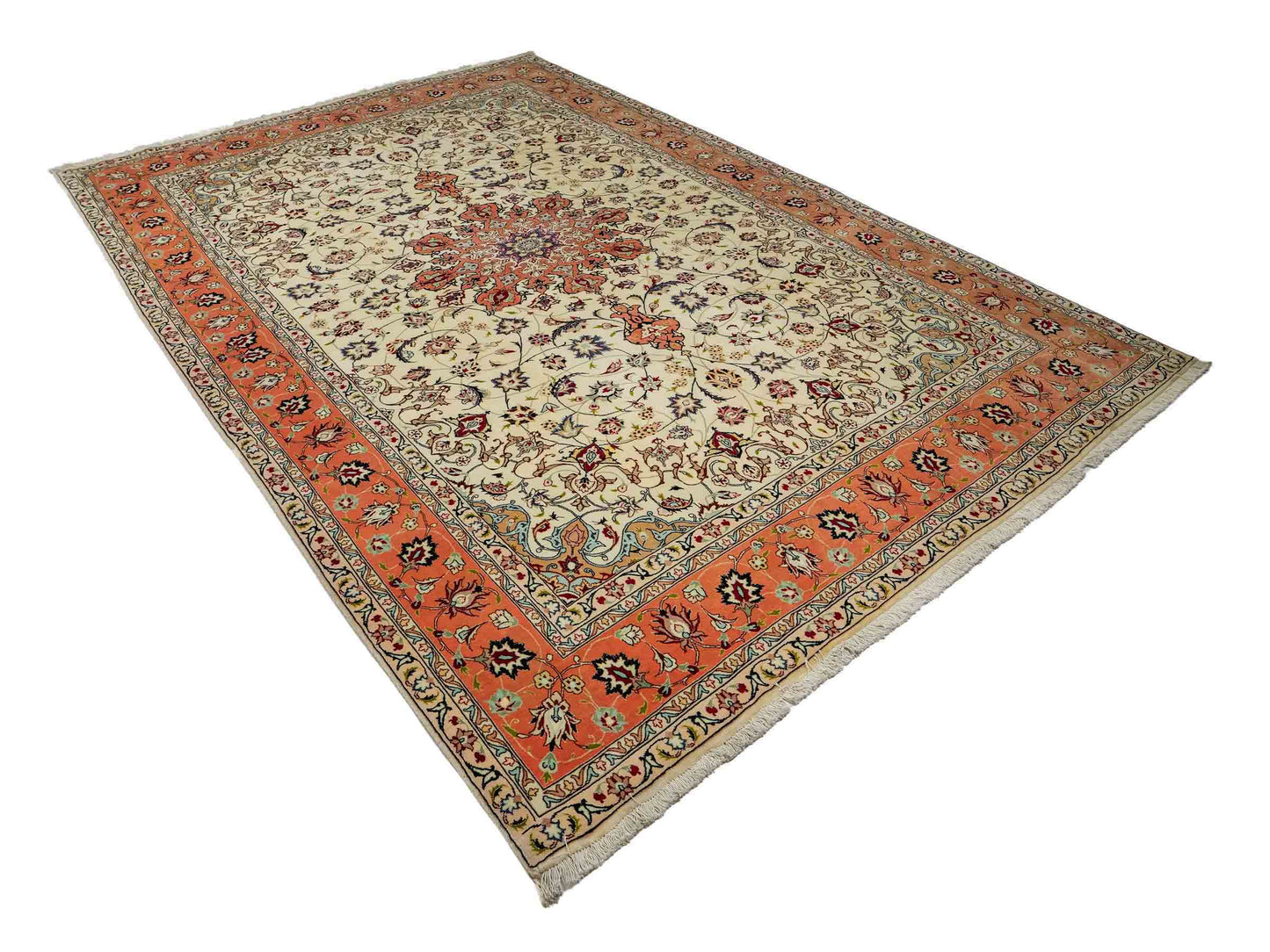 Sehr feiner, handgeknüpfter Khademi Täbriz Perserteppich aus Wolle mit Seide, creme, orange. 308x207 cm. Verkauf durch Jupiter Intl.