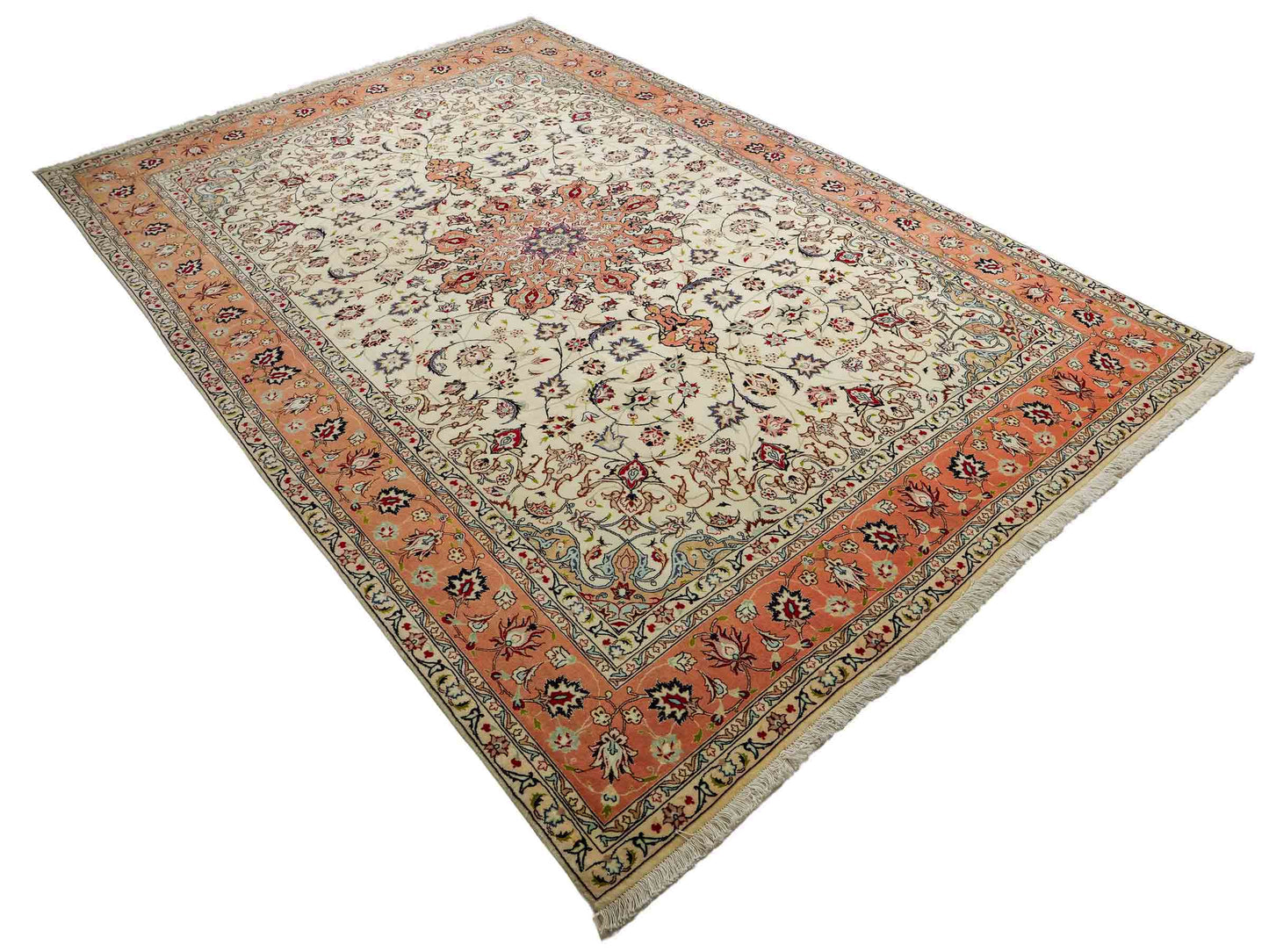 Sehr feiner, handgeknüpfter Khademi Täbriz Perserteppich aus Wolle mit Seide, creme, orange. 308x207 cm. Verkauf durch Jupiter Intl.