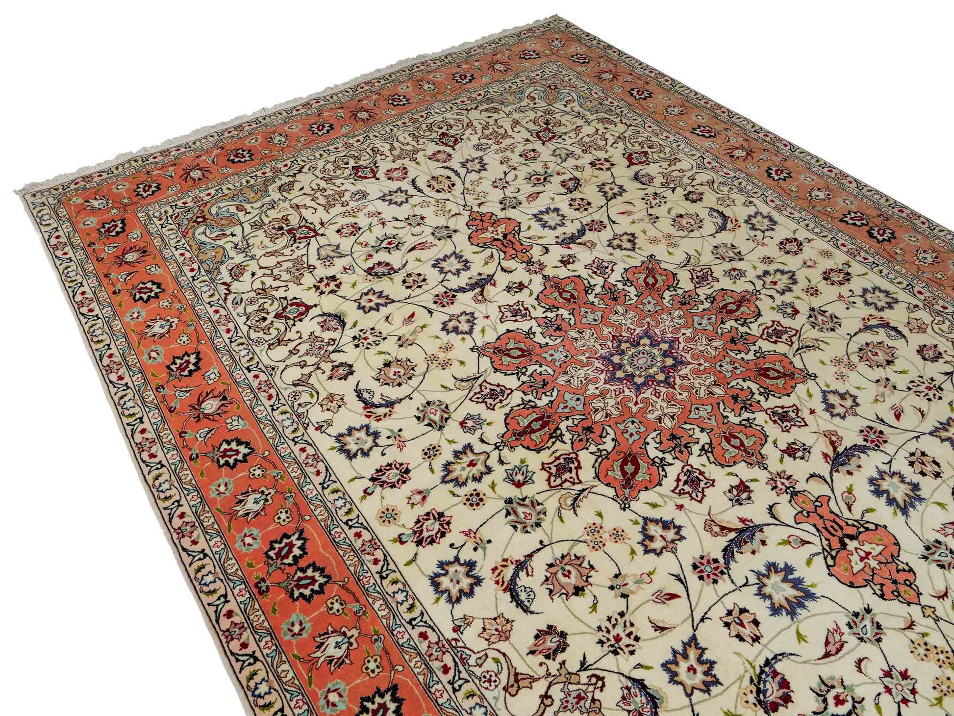 Sehr feiner, handgeknüpfter Khademi Täbriz Perserteppich aus Wolle mit Seide, creme, orange. 308x207 cm. Verkauf durch Jupiter Intl.
