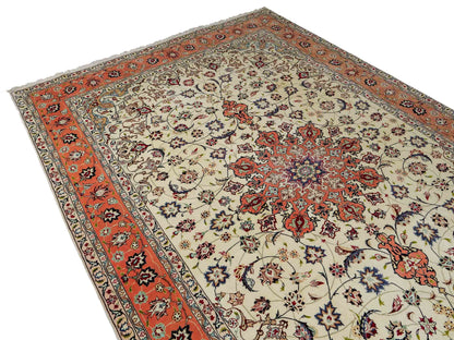Sehr feiner, handgeknüpfter Khademi Täbriz Perserteppich aus Wolle mit Seide, creme, orange. 308x207 cm. Verkauf durch Jupiter Intl.