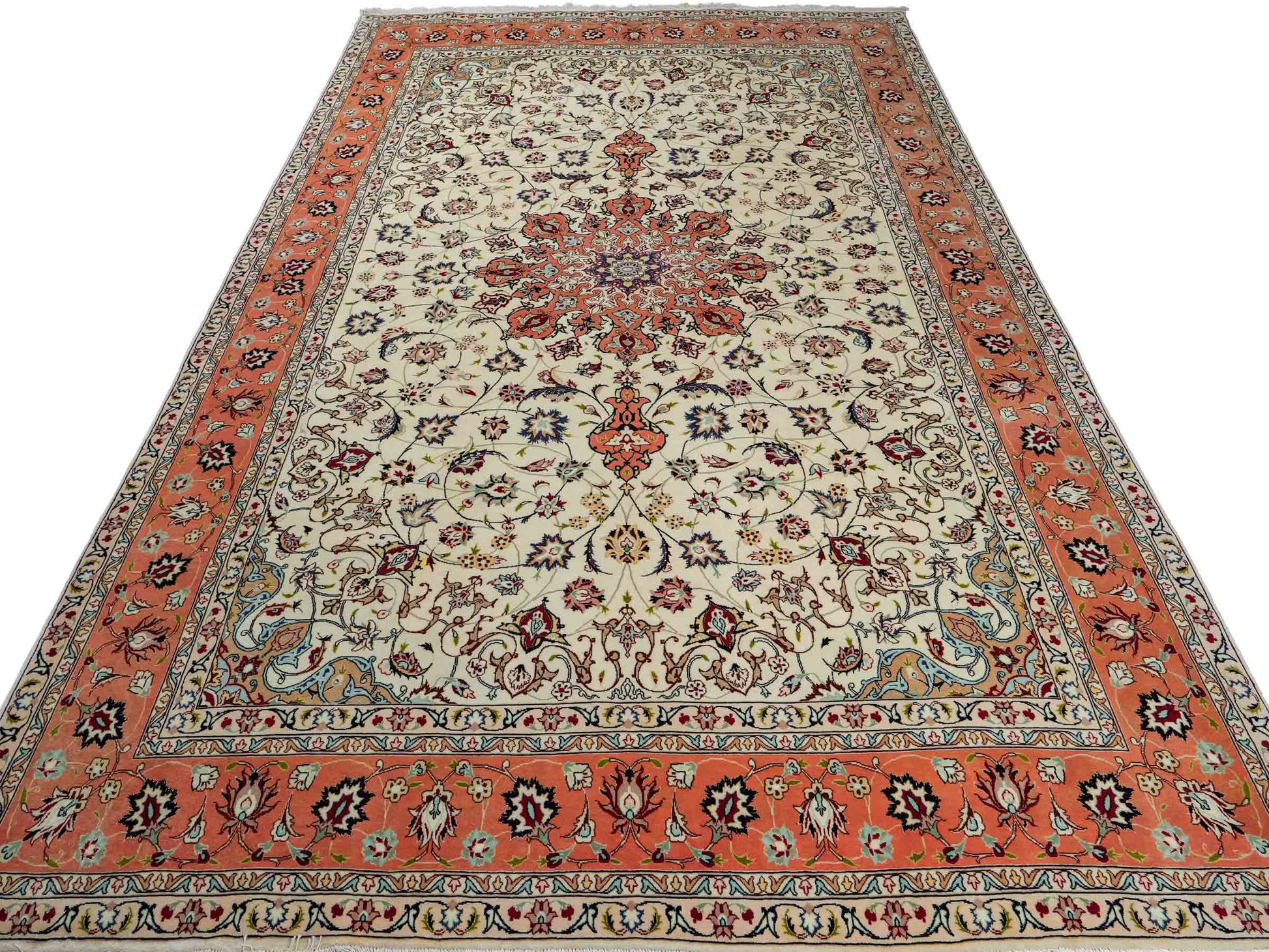 Sehr feiner, handgeknüpfter Khademi Täbriz Perserteppich aus Wolle mit Seide, creme, orange. 308x207 cm. Verkauf durch Jupiter Intl.