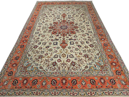 Sehr feiner, handgeknüpfter Khademi Täbriz Perserteppich aus Wolle mit Seide, creme, orange. 308x207 cm. Verkauf durch Jupiter Intl.