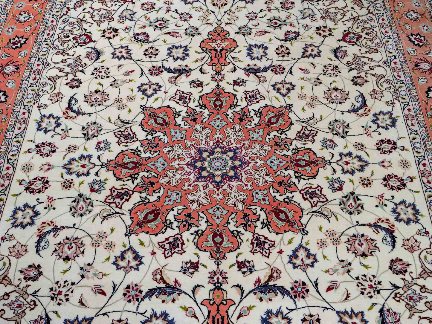 Sehr feiner, handgeknüpfter Khademi Täbriz Perserteppich aus Wolle mit Seide, creme, orange. 308x207 cm. Verkauf durch Jupiter Intl.