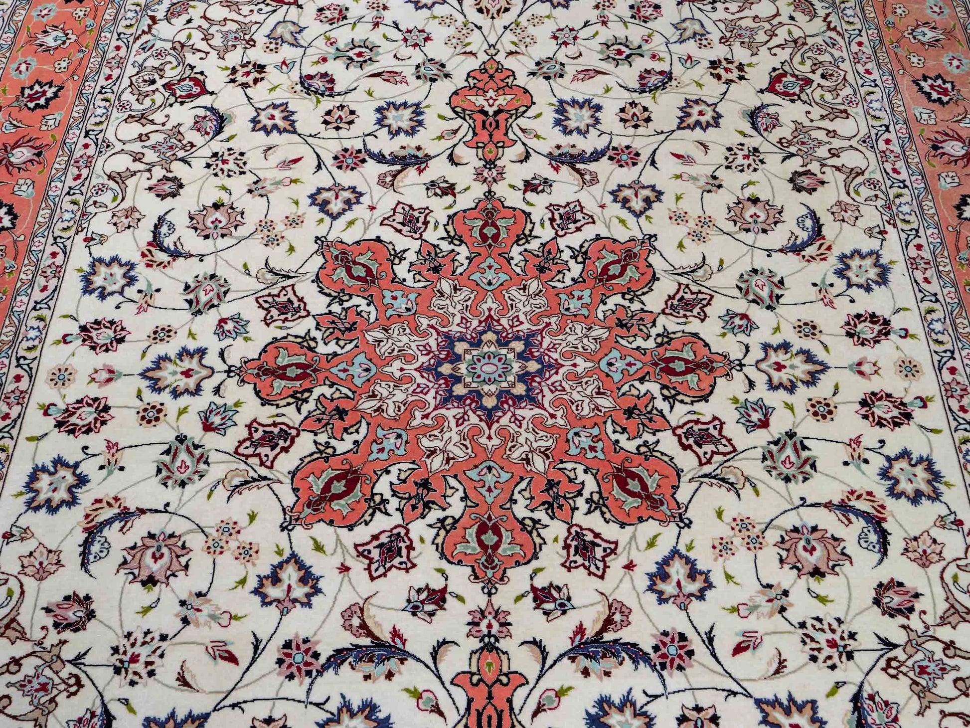 Sehr feiner, handgeknüpfter Khademi Täbriz Perserteppich aus Wolle mit Seide, creme, orange. 308x207 cm. Verkauf durch Jupiter Intl.