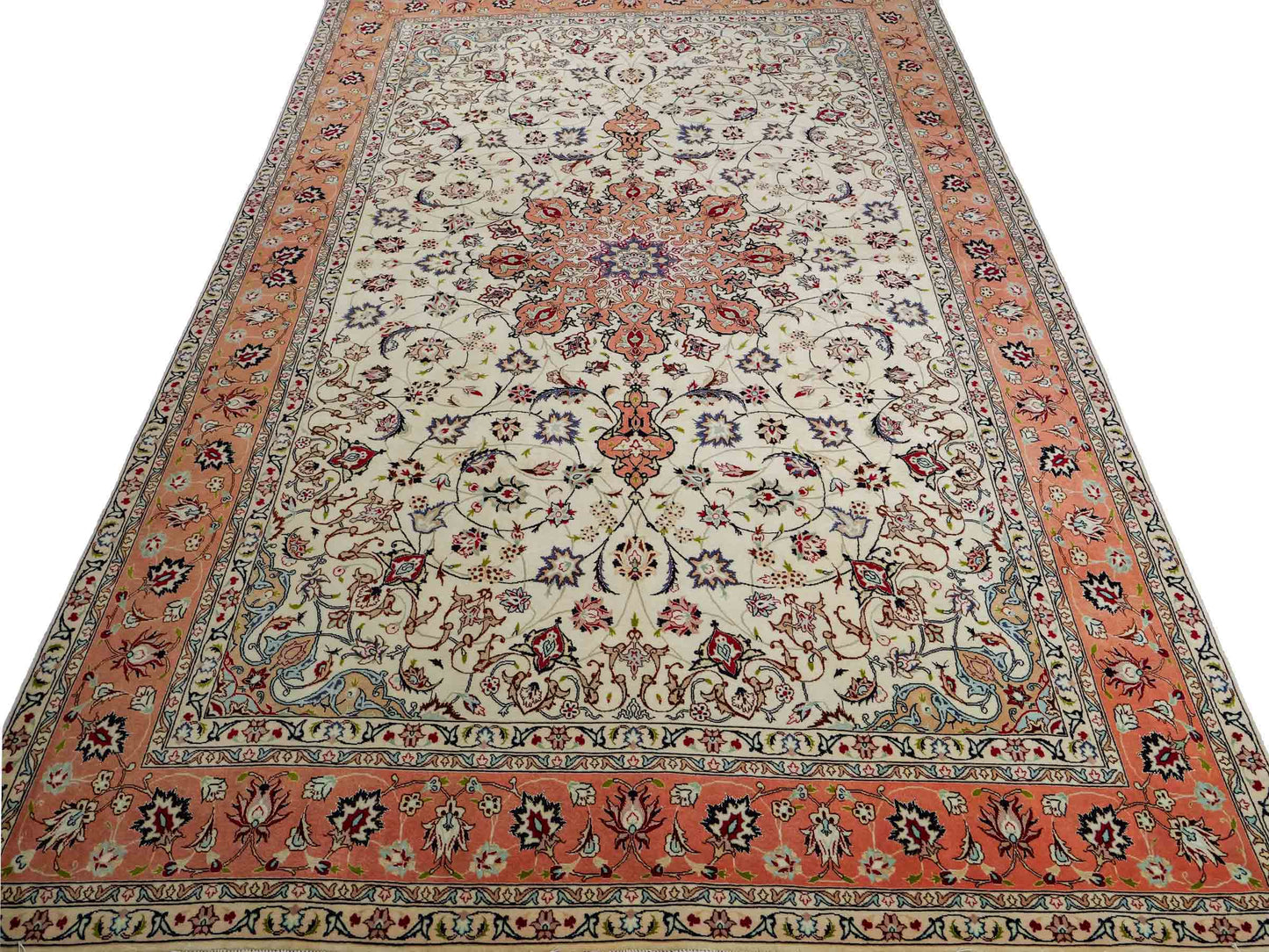 Sehr feiner, handgeknüpfter Khademi Täbriz Perserteppich aus Wolle mit Seide, creme, orange. 308x207 cm. Verkauf durch Jupiter Intl.