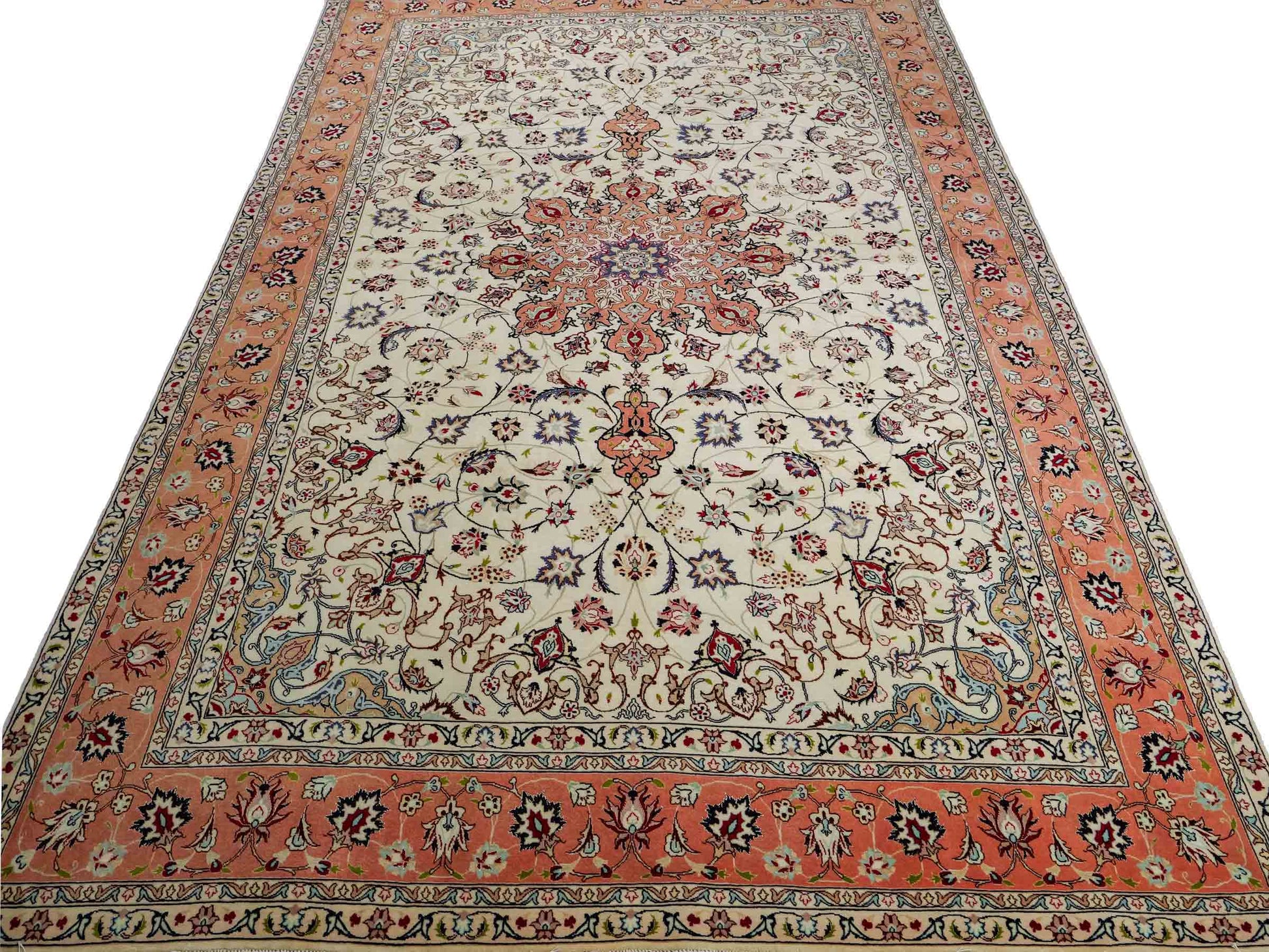 Sehr feiner, handgeknüpfter Khademi Täbriz Perserteppich aus Wolle mit Seide, creme, orange. 308x207 cm. Verkauf durch Jupiter Intl.