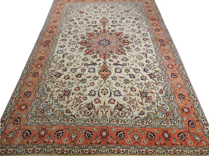 Sehr feiner, handgeknüpfter Khademi Täbriz Perserteppich aus Wolle mit Seide, creme, orange. 308x207 cm. Verkauf durch Jupiter Intl.